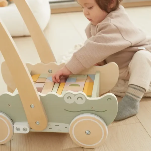 Близък план на Viga дървена проходилка, показващ кубчетата и колелата.