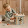 Дете играе с дървен мултиактивен куб Little Dutch Forest Friends