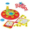 Цял комплект на играта Woopie Bingo!, включващ основа, жетони с картинки, карти за игра и кутията на продукта.