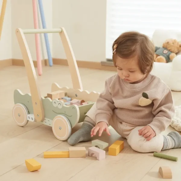 Дете играе с дървена проходилка за бутане