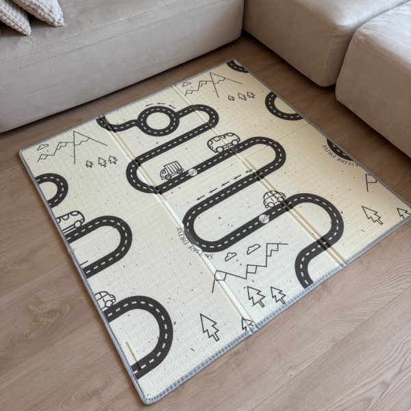 Детско килимче за игра с път и коли – двулицево меко килимче 120x120 см, подходящо за бебета и деца.