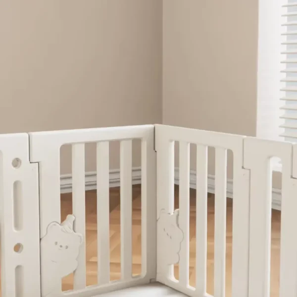 Декоративни детайли с меченце при кошара за игра Makki