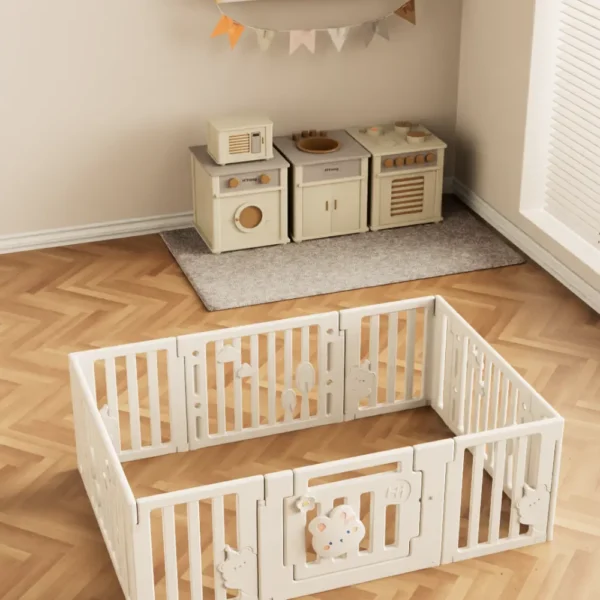 Кошара за игра Makki поставена в дневна – безопасна зона за дете