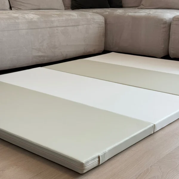 Близък план на дебело килимче Makki Elite със сваляем калъф и скрит цип.