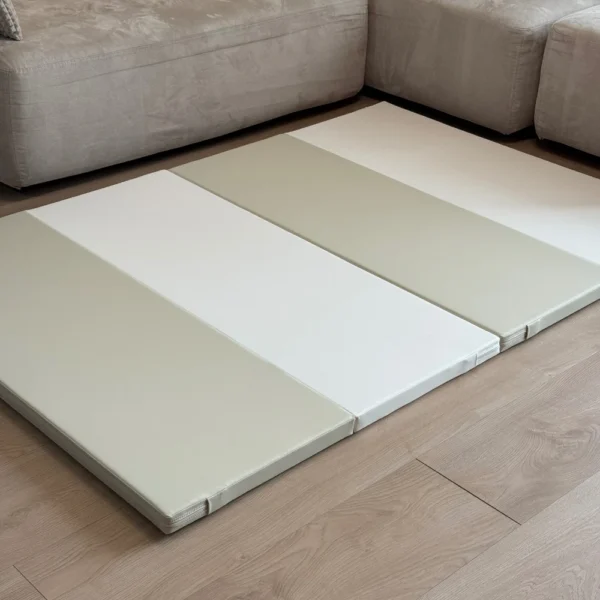 Изглед под ъгъл на премиум бебешко килимче с покритие от PU кожа.