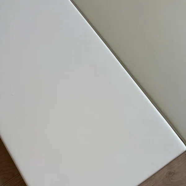 Детайл на текстурата на луксозната PU кожа на килимче Makki Elite.