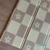 Килимче за игра бебешко с дизайн Звезди близък план