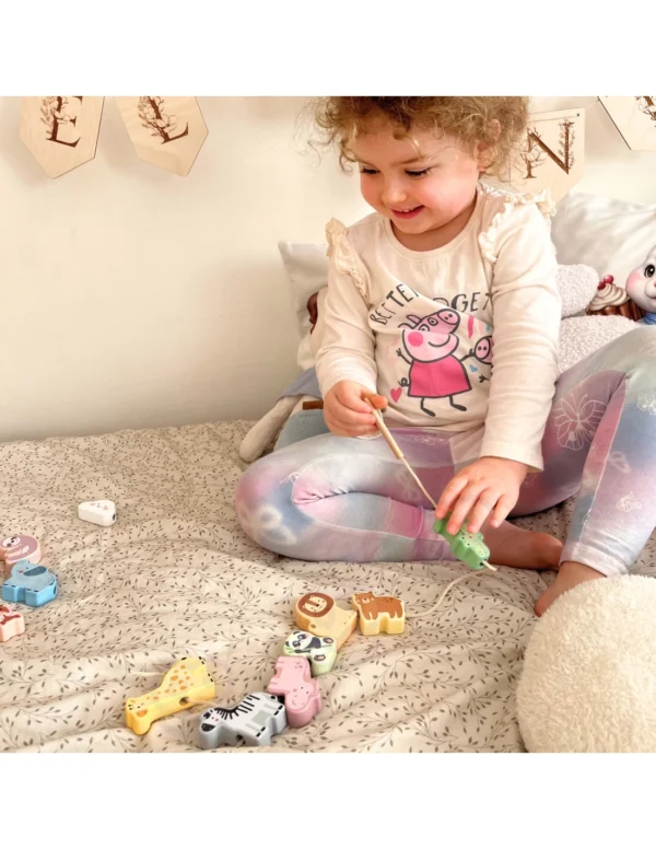 Дървена низанка с животни