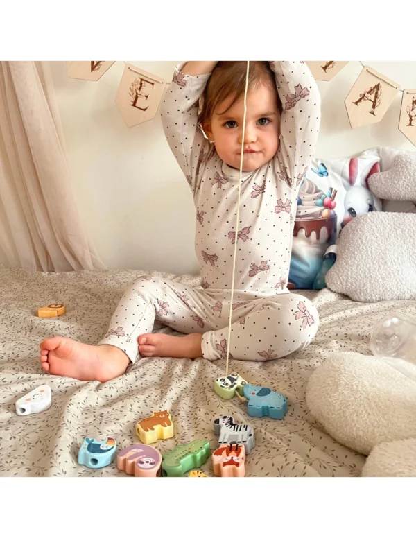 Дървена низанка с животни