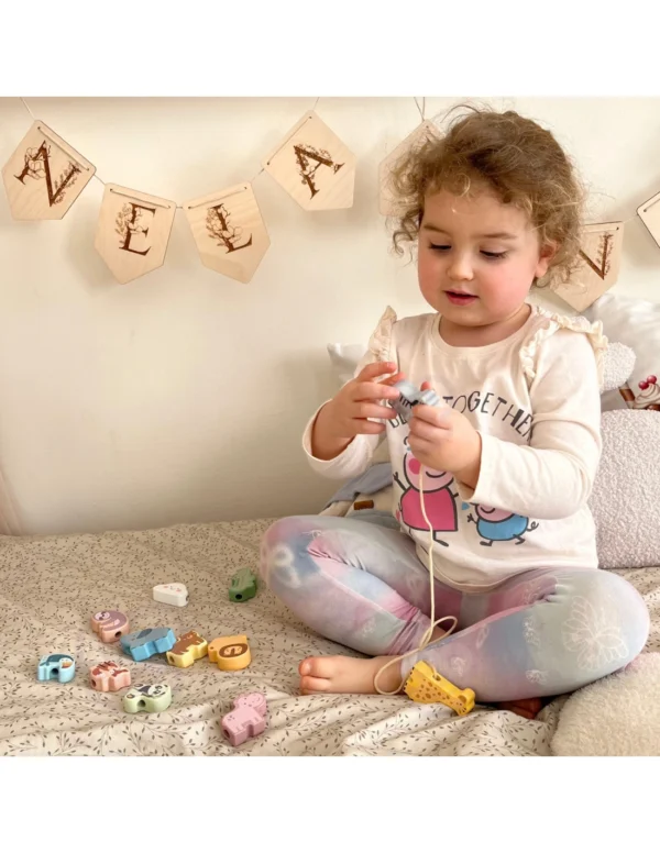 Дървена низанка с животни