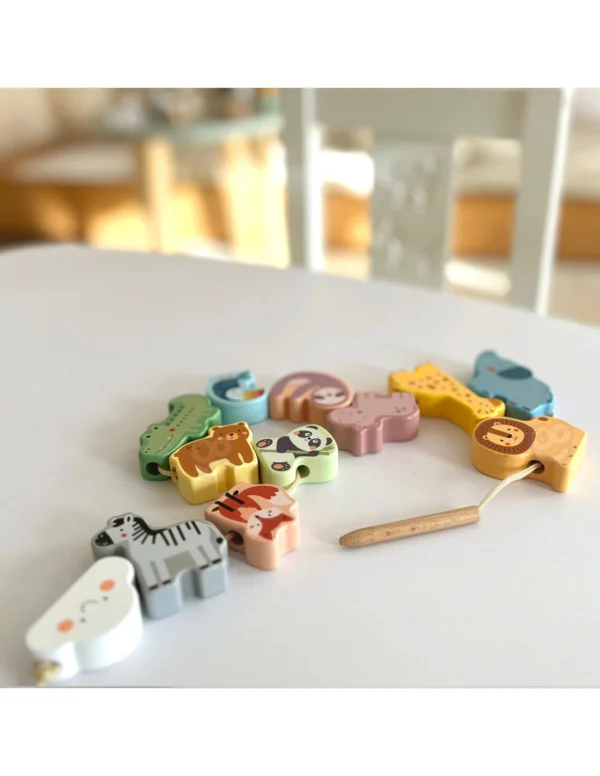 Дървена низанка с животни